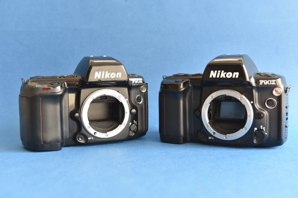 Nikon F90x voor reparatie of onderdelen # Beide €24,50 p.st., Audio, Tv en Foto, Fotocamera's Analoog, Ophalen of Verzenden, Niet werkend