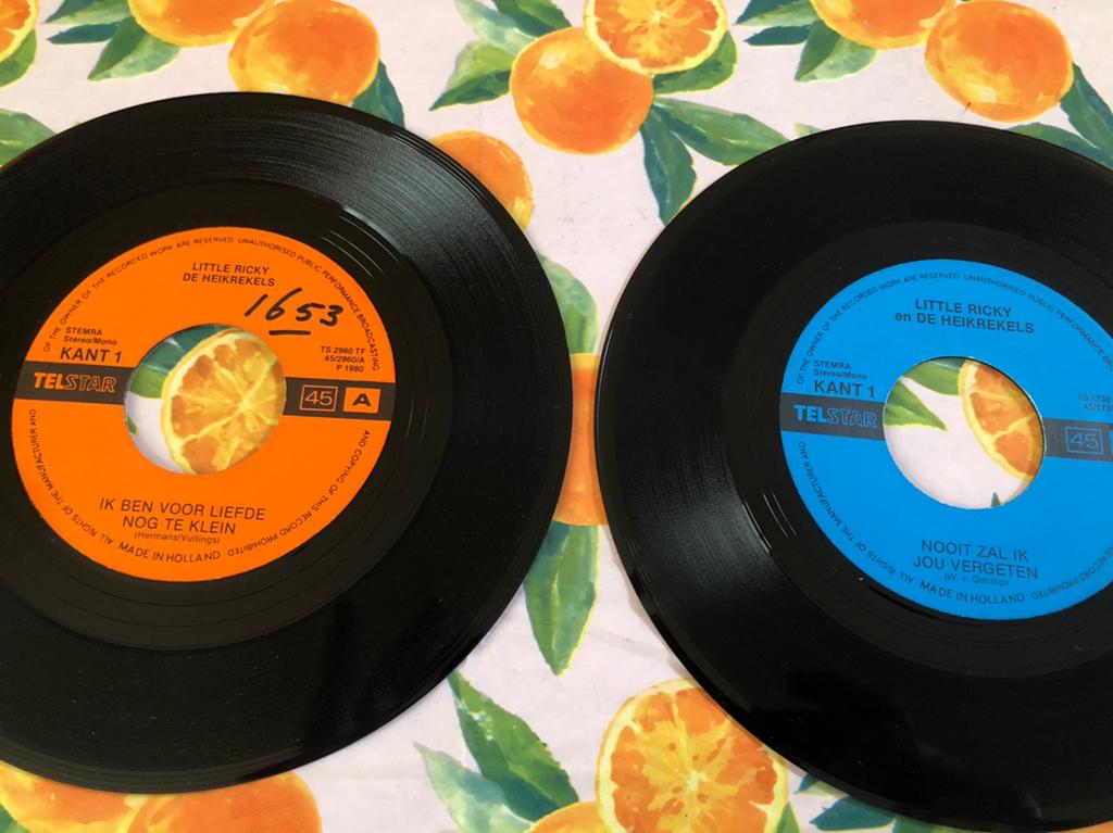 Little Ricky en de heikrekels , 2 stuks vinyl singles, Ophalen of Verzenden, Gebruikt, Overige formaten, Levenslied of Smartlap