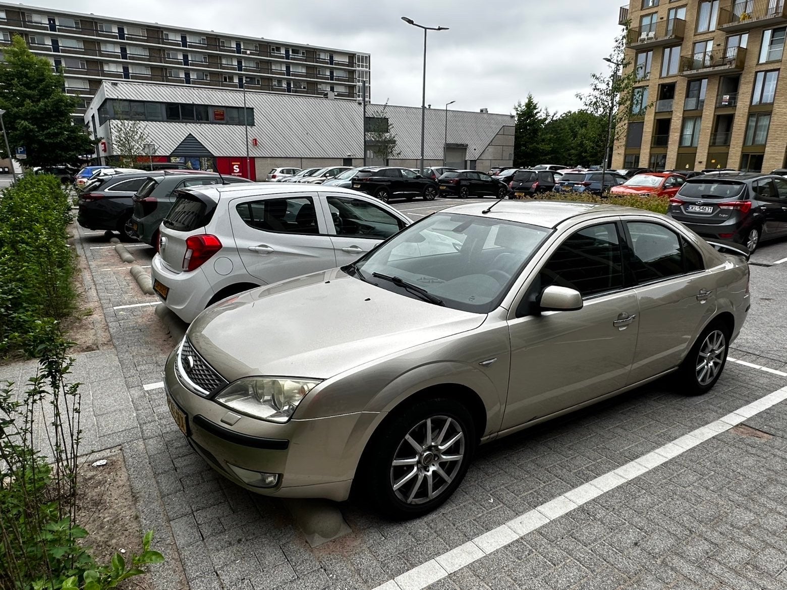 Ford Mondeo 2.0 16V 107KW Sedan 2005 Beige, Auto's, 145 pk, 1800 kg, 680 kg, 4 cilinders