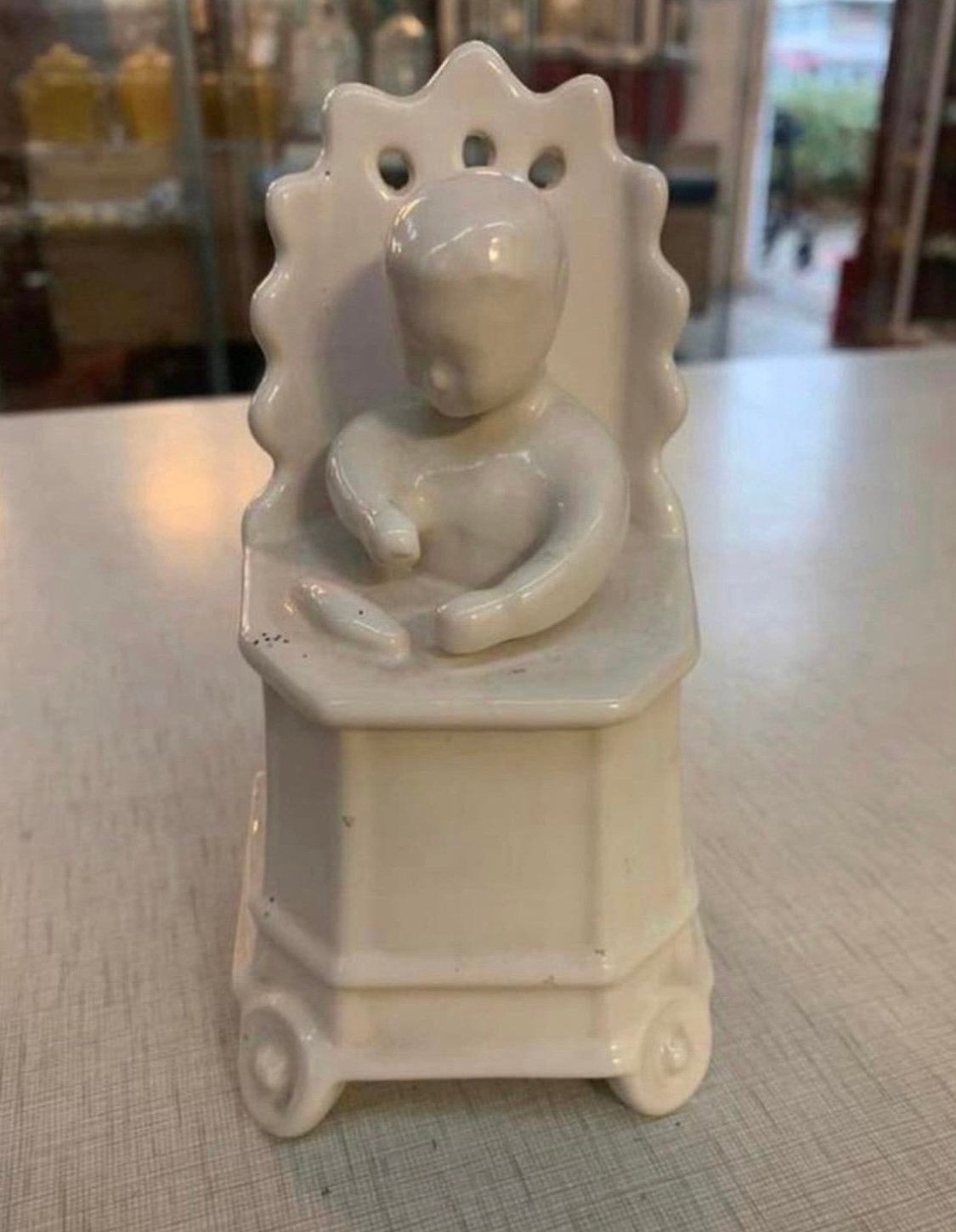 Beeld antiek beeldje van baby in kinderstoel Delfts wit., Ophalen of Verzenden