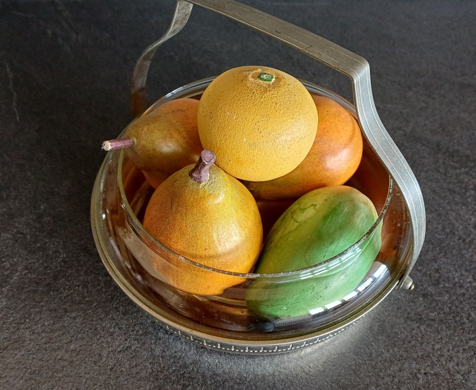 Oude Metalen Fruitschaal , Glazen Binnenbak & Sierfruit € 10, Ophalen