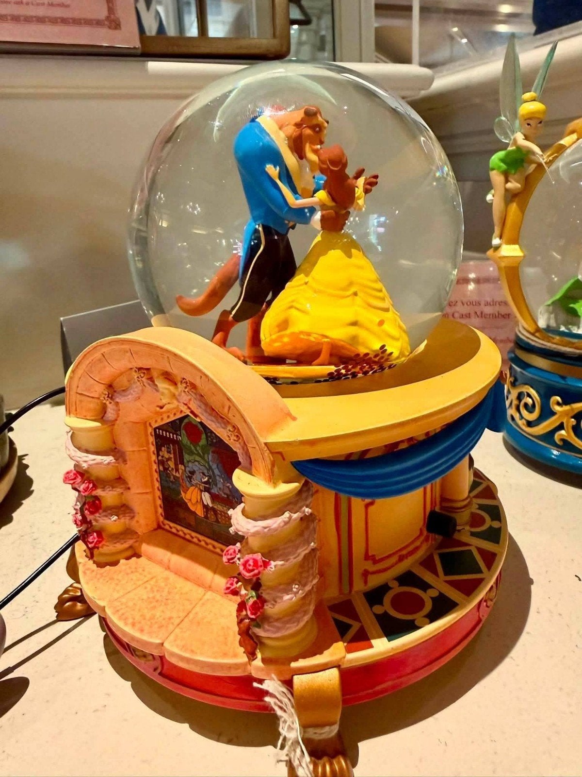 Disneyland Parijs snowglobe Belle en het Beest, Ophalen of Verzenden, Assepoester of Belle, Nieuw, Beeldje of Figuurtje