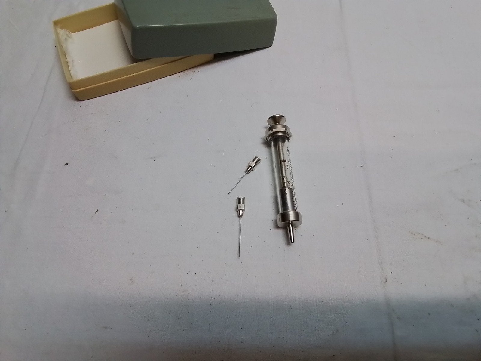 Vintage Zwitserse glazen spuit met metalen zuiger, Ophalen of Verzenden