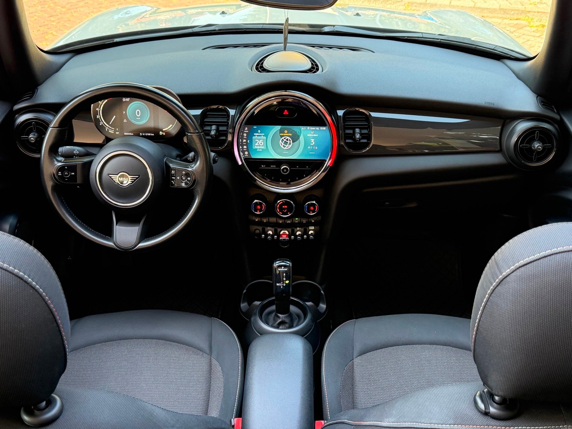 MINI Cabrio 1.5 Cooper MINI Yours Automaat Camera Climate Cr, Auto's, Dealer onderhouden, Gebruikt, Zwart, Cabriolet