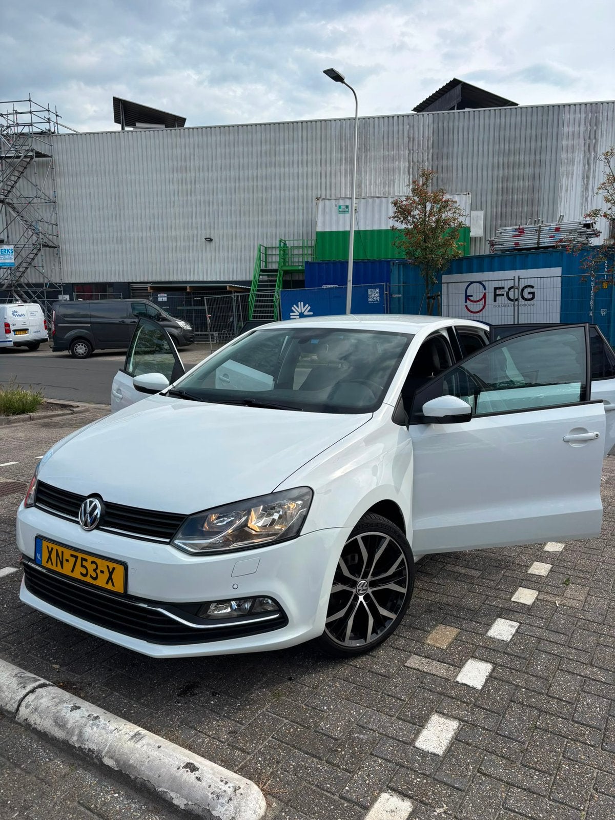 NETTE Volkswagen Polo 1.2 TSI 66KW 2015 NW distributieriem!, Auto's, 40 €/maand, 4 cilinders, Wit, Bedrijf