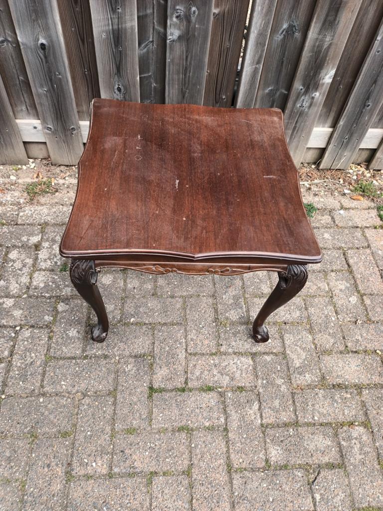 Gratis Antieke bijzettafel met sierlijke poten, Ophalen of Verzenden