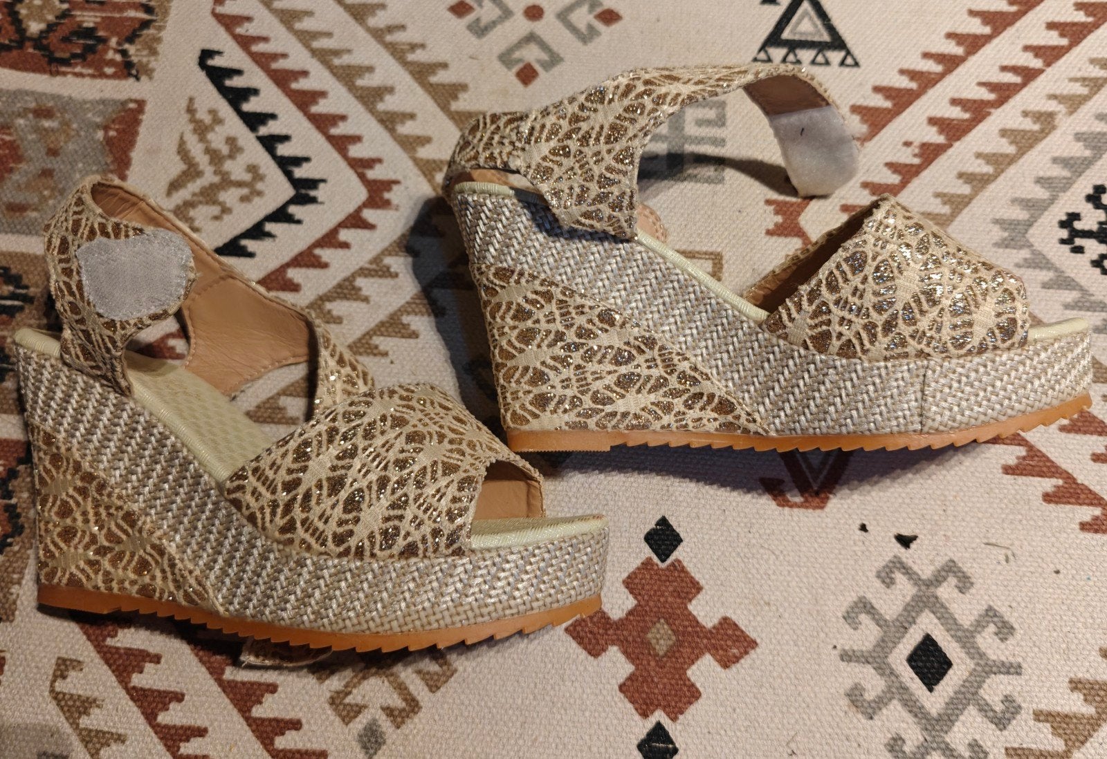 Nieuwe sandalen met sleehak en gouden patroon, maat 39, Ophalen of Verzenden, Nieuw, Overige kleuren, Sandalen of Muiltjes