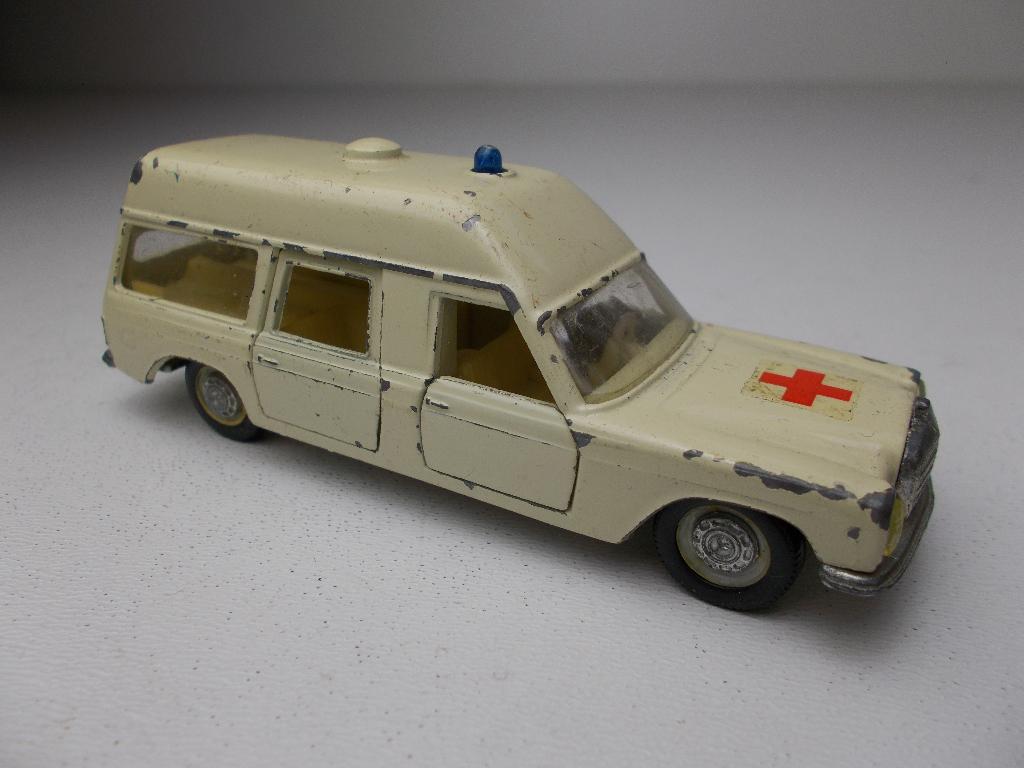 1970 SIKU V306 BINZ AMBULANCE EUROP 12001., Ophalen of Verzenden, Auto, SIKU