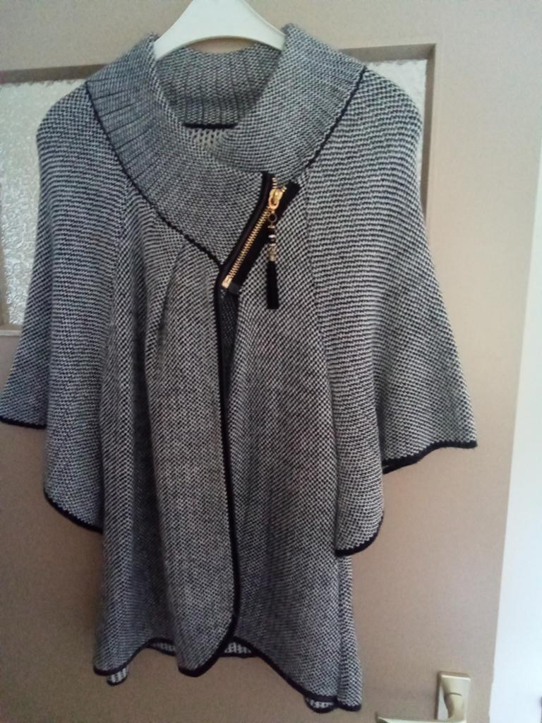 Stijlvolle Cape Maat M/L - Zwart/Wit met Ritsdetail, Ophalen of Verzenden, Zo goed als nieuw, Maat 38/40 (M), Zwart