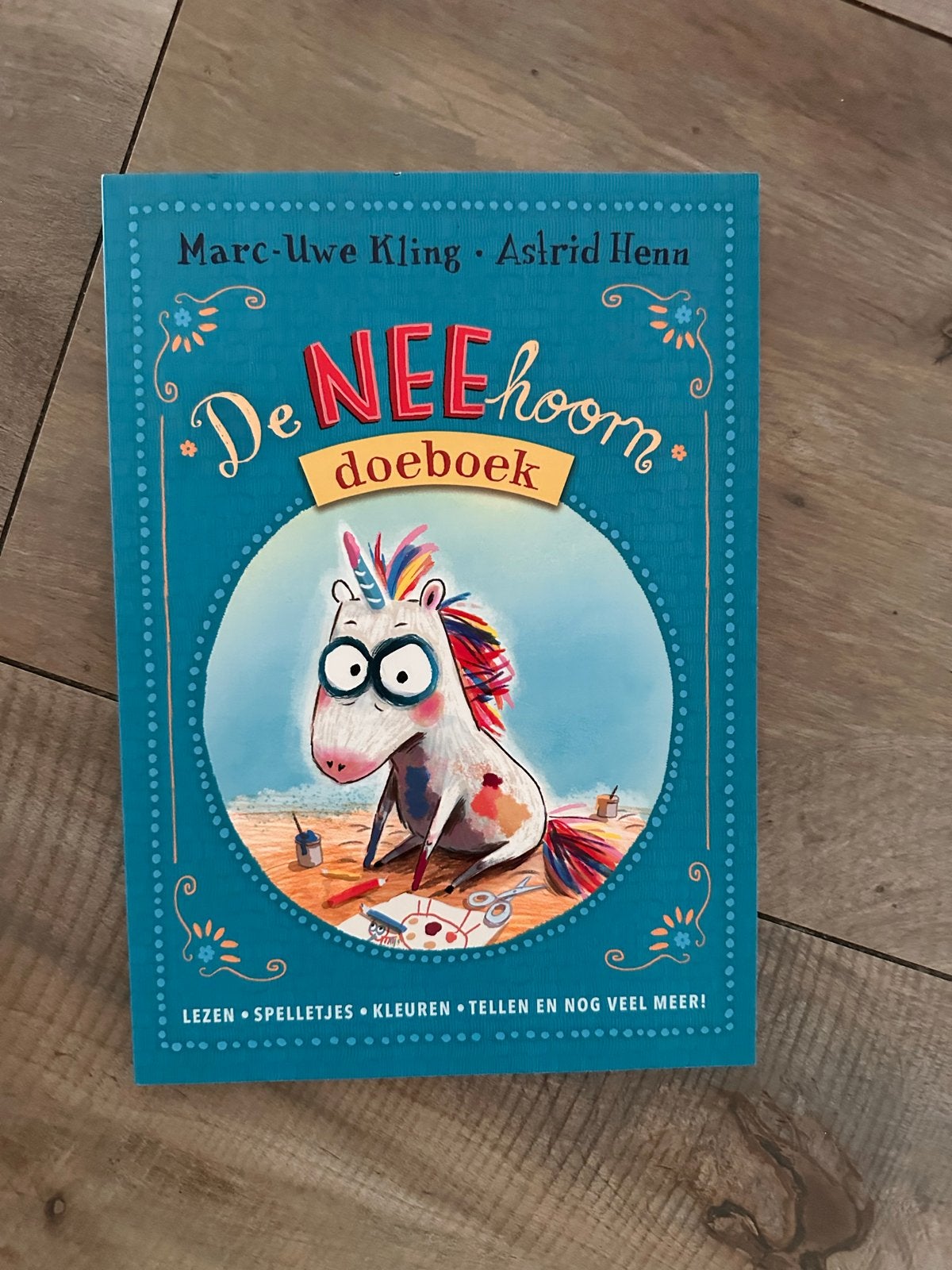 De NEEhoorn Doeboek - Marc-Uwe Kling & Astrid Henn, Ophalen of Verzenden, Zo goed als nieuw, Fictie algemeen