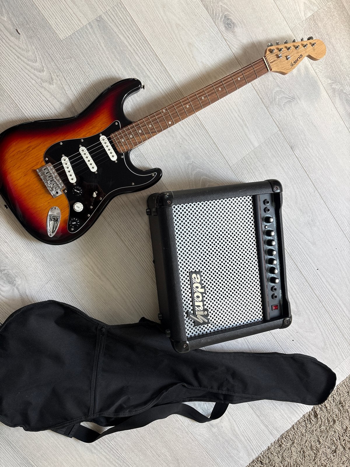 Adonis elektrische gitaar met versterker en hoes, Gebruikt, Met versterker, Solid body, Ophalen