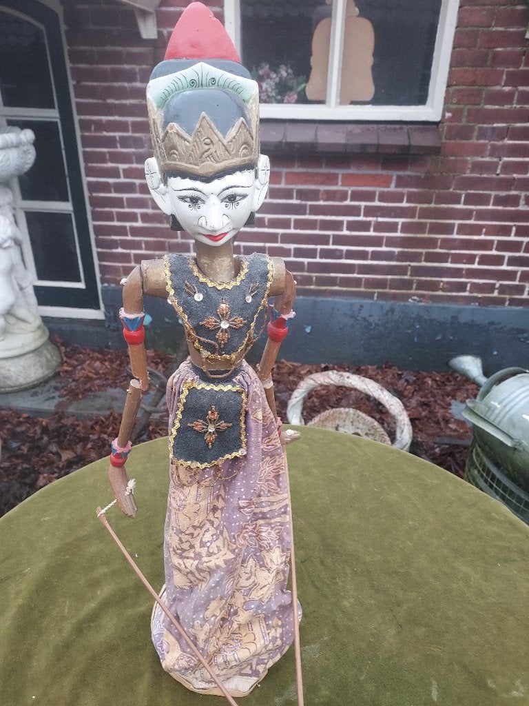 Indische wajangpop met lila sarong., Antiek en Kunst, Hout, Verzenden, Geschilderd, 60 cm