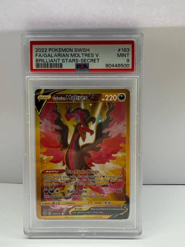 Galarian Moltres V PSA 9, Hobby en Vrije tijd, Ophalen of Verzenden, Nieuw, Losse kaart