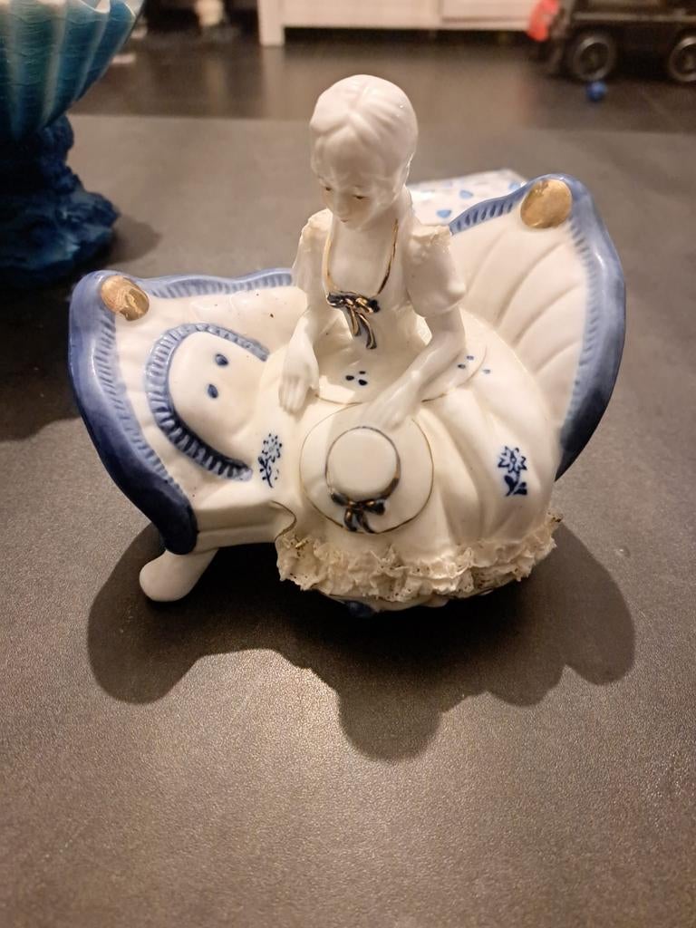 Vintage porseleinen beeldje dame op bankje, Antiek en Kunst, Antiek | Porselein, Ophalen of Verzenden