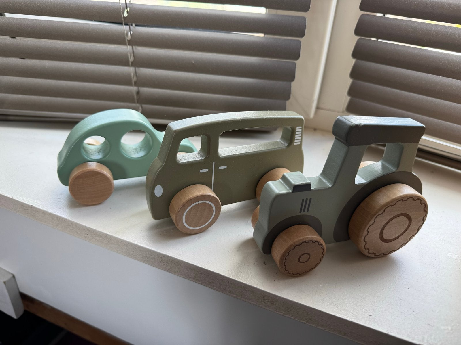 Houten auto's Little Dutch en Dille & Kamille, Ophalen, Zo goed als nieuw, Rij- of Hobbelspeelgoed