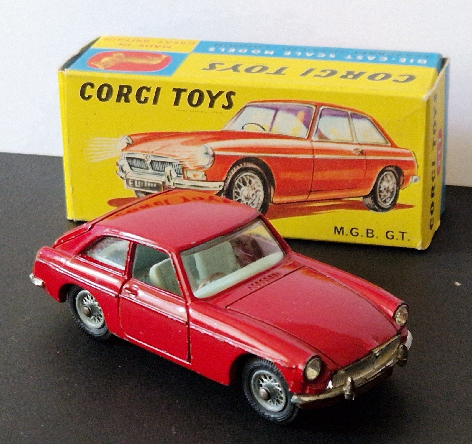 Corgi Toys 327 MGB GT, Hobby en Vrije tijd, Verzenden, Gebruikt, Auto, Corgi