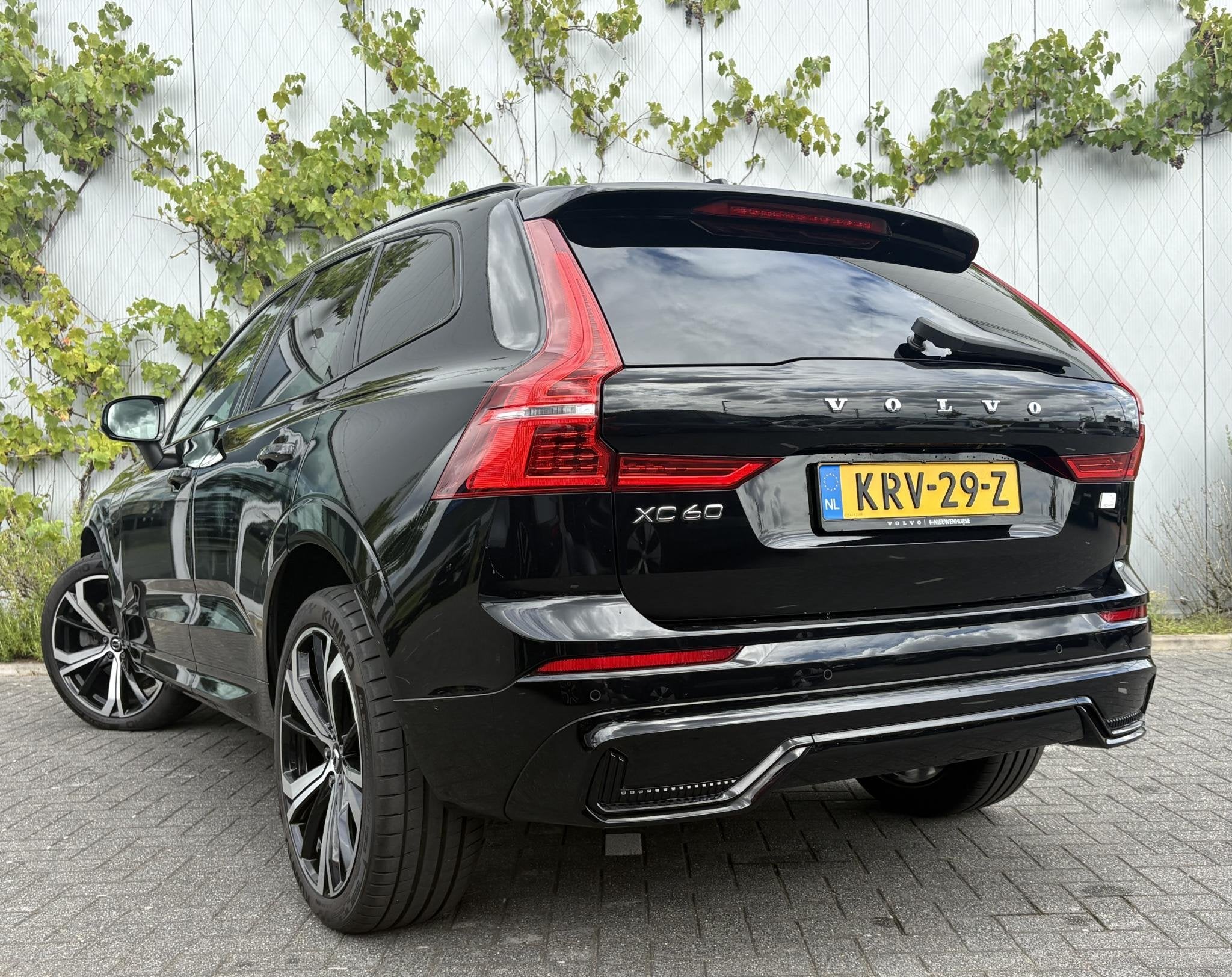 Volvo XC60 2.0 T6 Plug-in Hybrid AWD R-Design | PHEV Long Ra, Gebruikt, Euro 6, 4 cilinders, Zwart