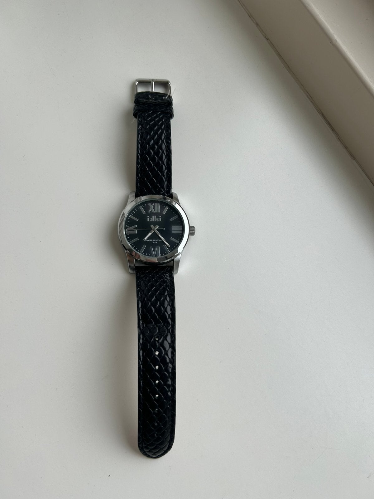 Ikki horloge met zwarte leren band, Overige merken, Polshorloge, Ophalen of Verzenden, Leer