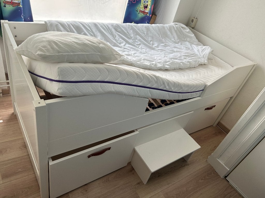 Wit kinderbed met opbergladen, matras en beddengoed, 180 cm of meer, Ophalen, Lattenbodem, 100 cm of meer