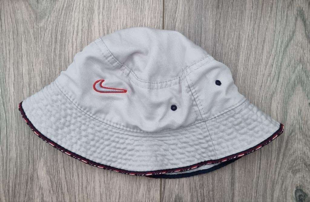 NIKE bucket hat - beige met rood logo, S, Ophalen of Verzenden, Zo goed als nieuw, One size fits all, Hoed