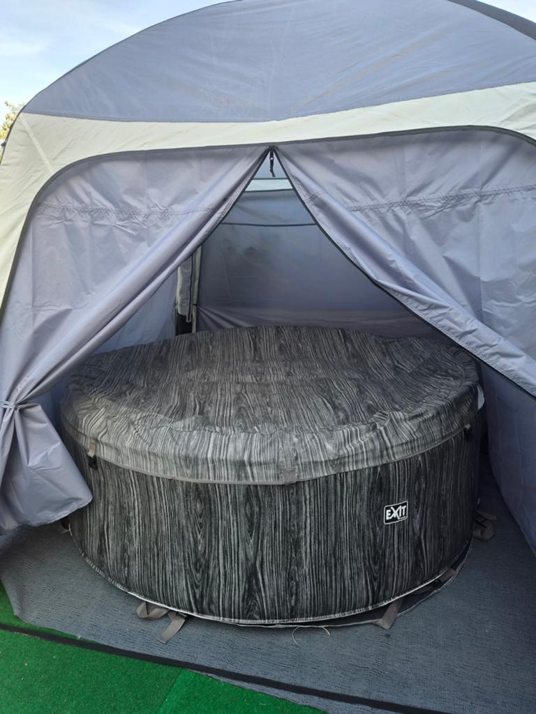 EXIT Wood Deluxe Spa 4-6P - GR (Opblaasbaar), Tuin en Terras, Bubbelbaden en Hottubs, Zo goed als nieuw, Opblaasbaar, Afdekzeil