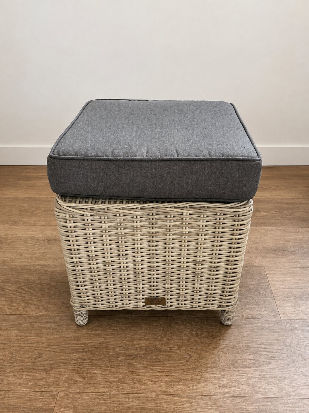 Rotan poef met grijs kussen, Huis en Inrichting, Ophalen, Minder dan 50 cm, Vierkant, Zo goed als nieuw