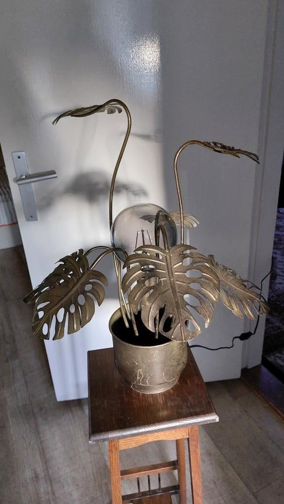 Mooie bronskleurige tafellamp met Monstera bladeren, Ophalen of Verzenden, Zo goed als nieuw, Metaal, 50 tot 75 cm