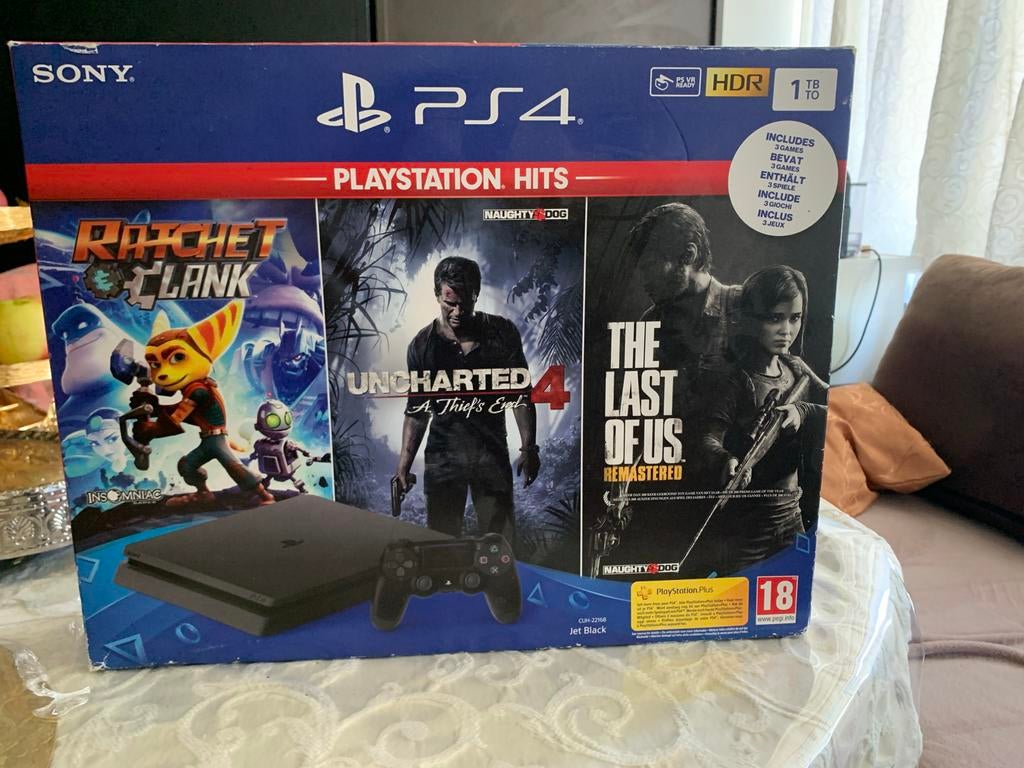 PlayStation 4 Slim 1TB met 2 controllers en 4 games, Spelcomputers en Games, Spelcomputers | Sony PlayStation 4, Met games, Met 2 controllers