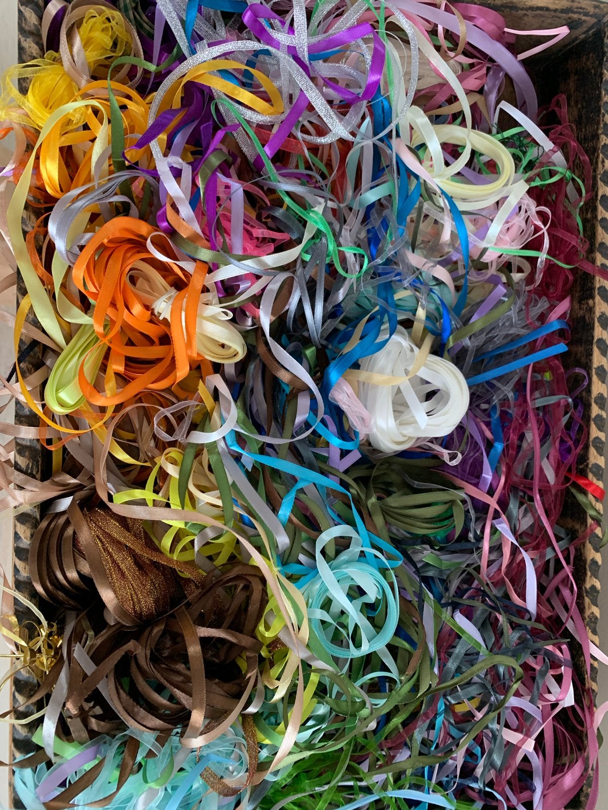 Grote doos vol diverse linten voor knutselprojecten, Gebruikt, Textiel, Meerkleurig, Ophalen of Verzenden