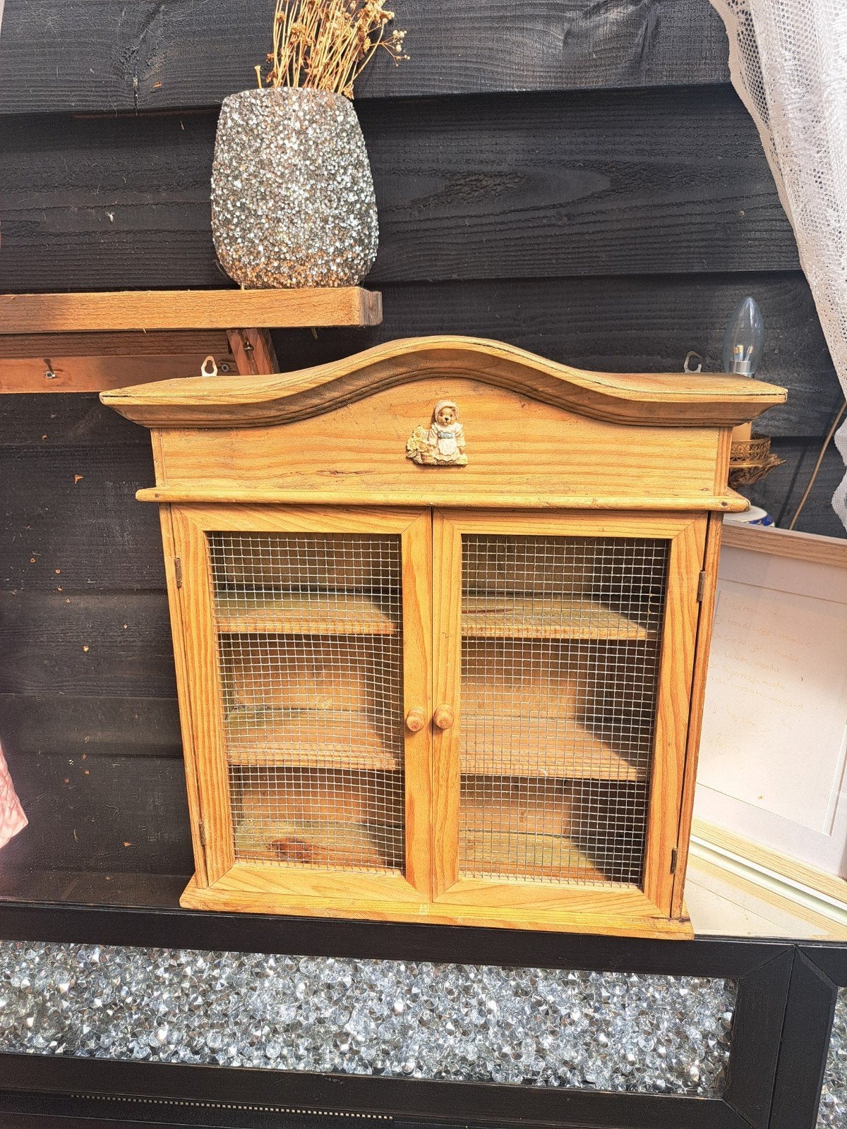 Vintage houten wandkastje met gaasdeurtjes, Ophalen of Verzenden