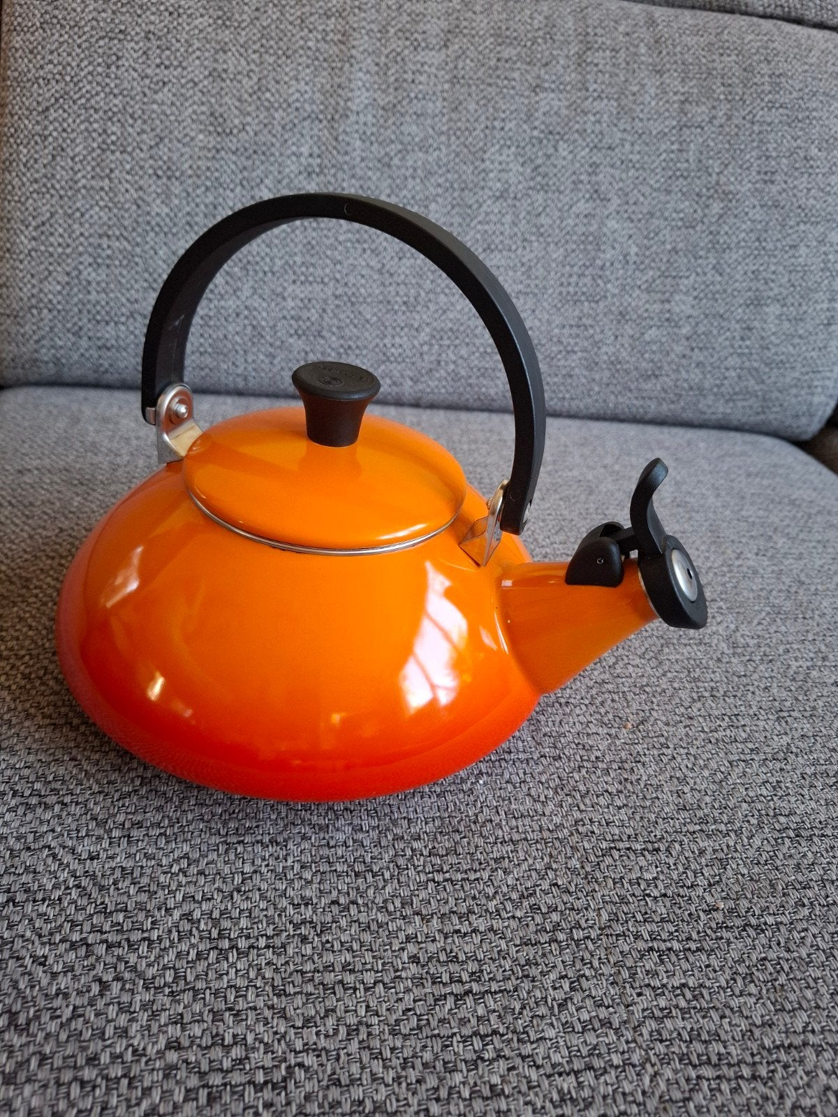 Le Creuset fluitketel - Rood/Oranje - 1,5L -, 1 tot 2 liter, Ophalen of Verzenden, Zo goed als nieuw, Draadloos