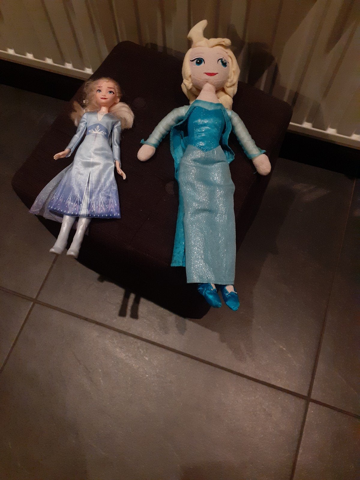 barbiepop  en stoffenpop van frozen.sint tip, Ophalen, Zo goed als nieuw, Barbie