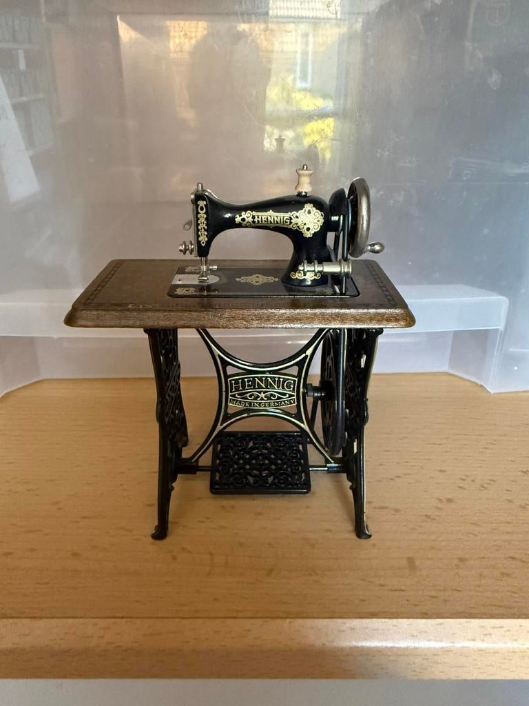 Bodo Hennig 1:12 naaimachine, Ophalen of Verzenden, Poppenhuis