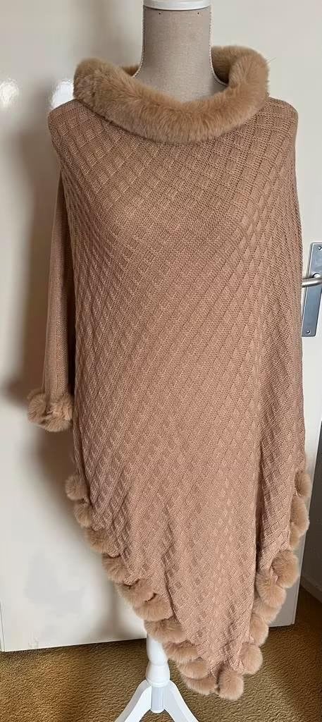 Poncho one size [dmv], Kleding | Dames, Ophalen of Verzenden, Zo goed als nieuw, Maat 42/44 (L), Beige