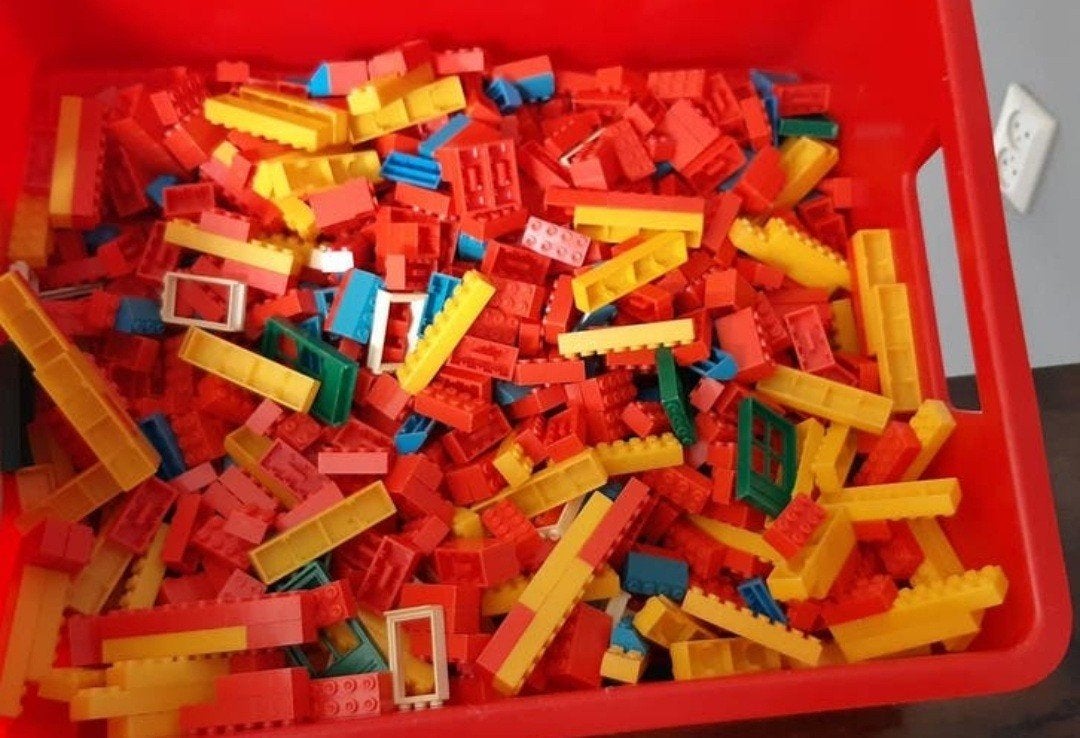Grote bak bouwstenen (geen LEGO) met platen, deuren, ramen, Ophalen of Verzenden