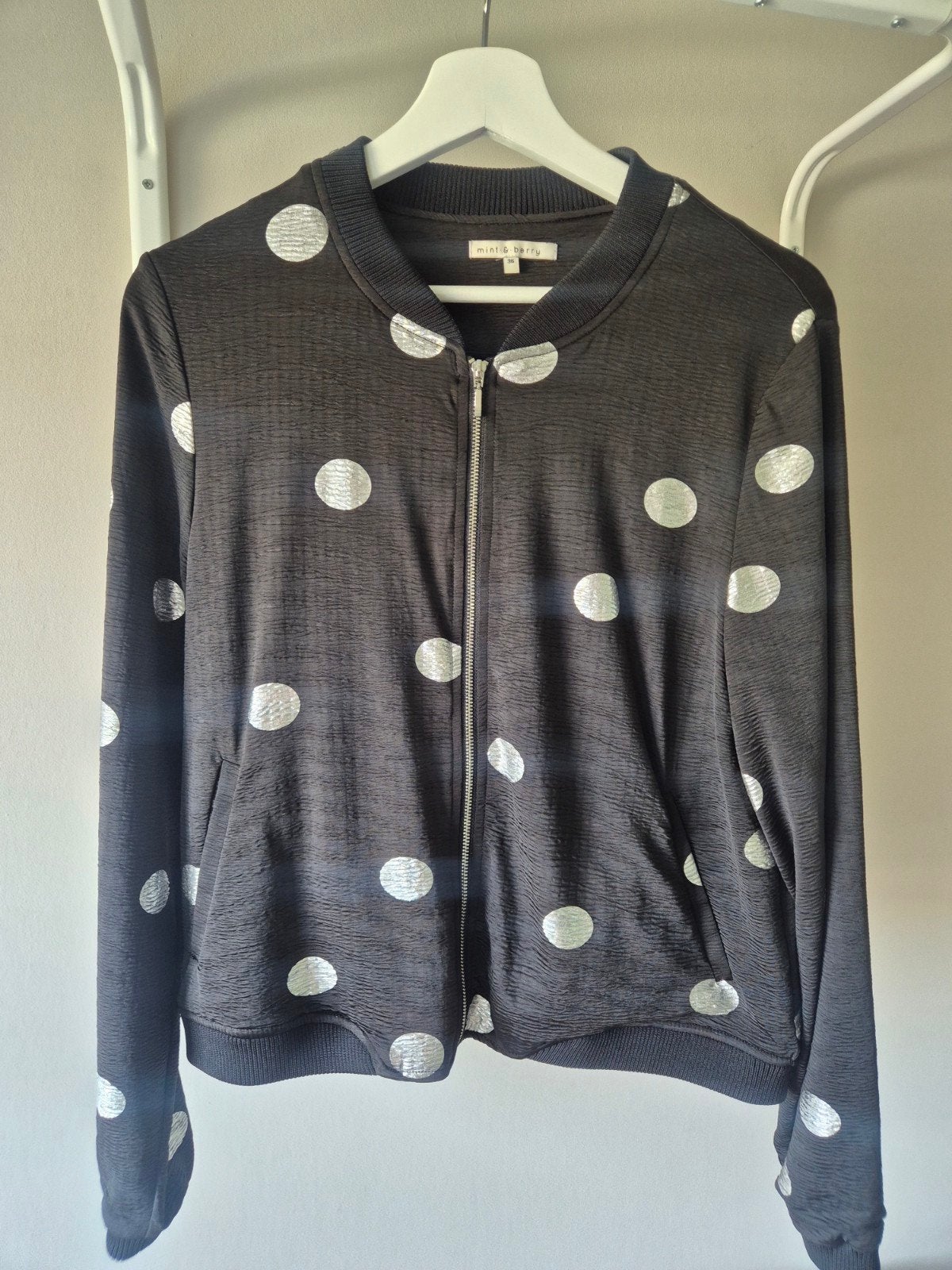Mint & Berry Bomberjack Zwart met Zilveren Stippen Maat 36, Kleding | Dames, Zwart, Ophalen of Verzenden, Zo goed als nieuw, Mint & Berry