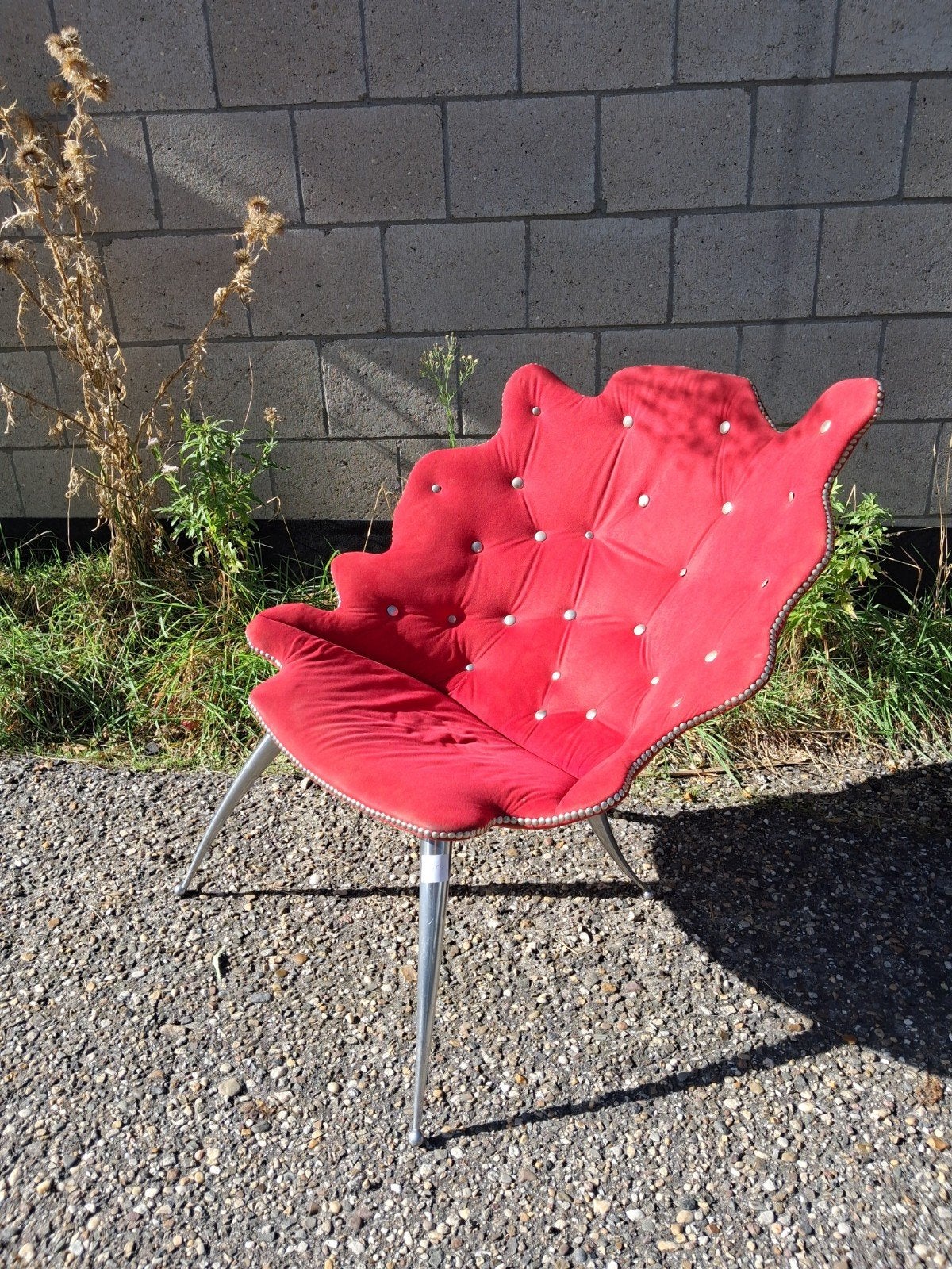 Design fauteuil - Rode stof met metalen poten, Huis en Inrichting, Fauteuils, Ophalen, Gebruikt, Onbekend, 75 tot 100 cm