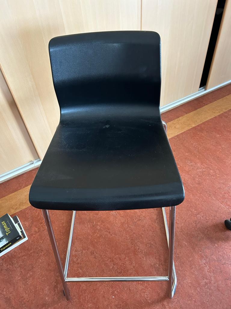 Zwarte barkruk met metalen onderstel, Ophalen, Kunststof, Gebruikt, Zwart