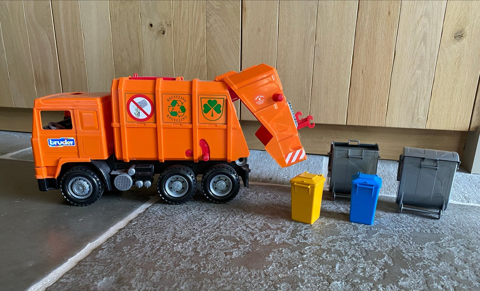 Bruder vuilniswagen met containers, Ophalen of Verzenden, Gebruikt
