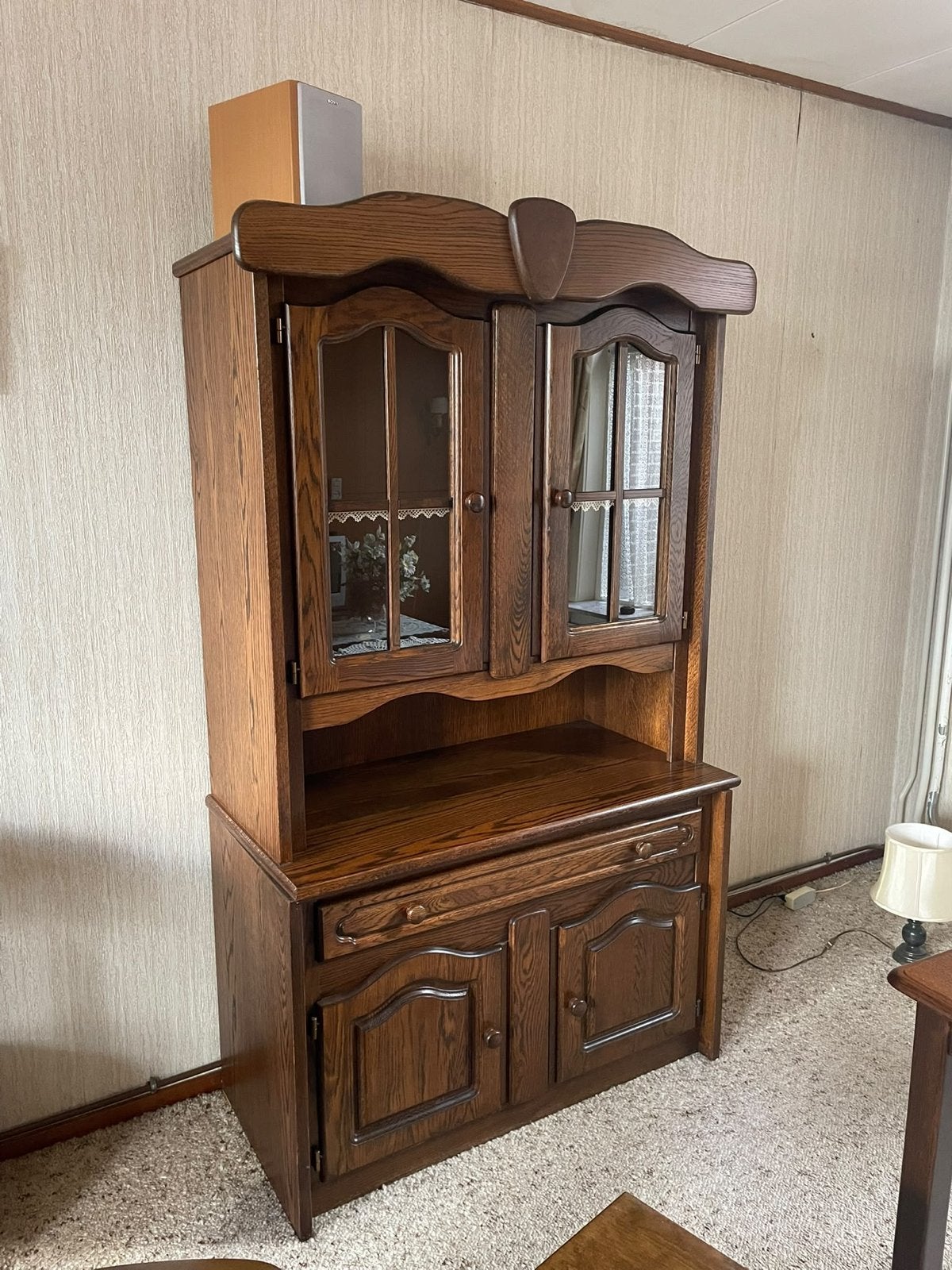 Klassieke eikenhouten vitrinekast met opbergruimte, Huis en Inrichting, Ophalen, Gebruikt, Eikenhout, 50 tot 100 cm