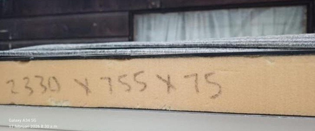 Geïsoleerde Trespa platen dikte 5 cm maten staan er op, Ophalen