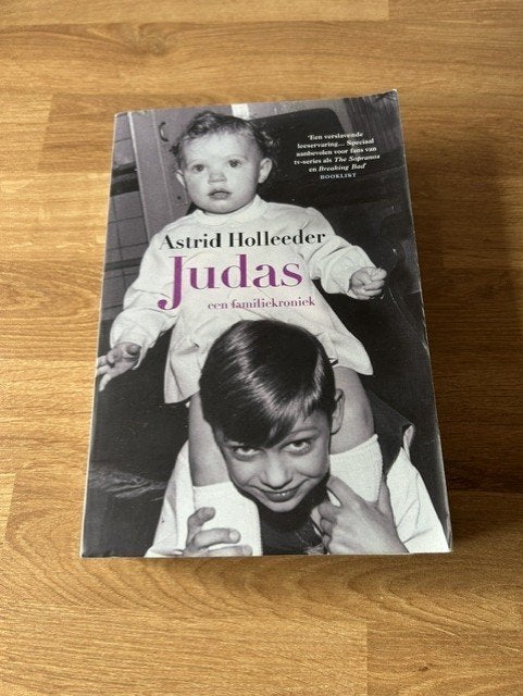 F18-boek Judas van Astrid Holleeder, Ophalen of Verzenden, Zo goed als nieuw