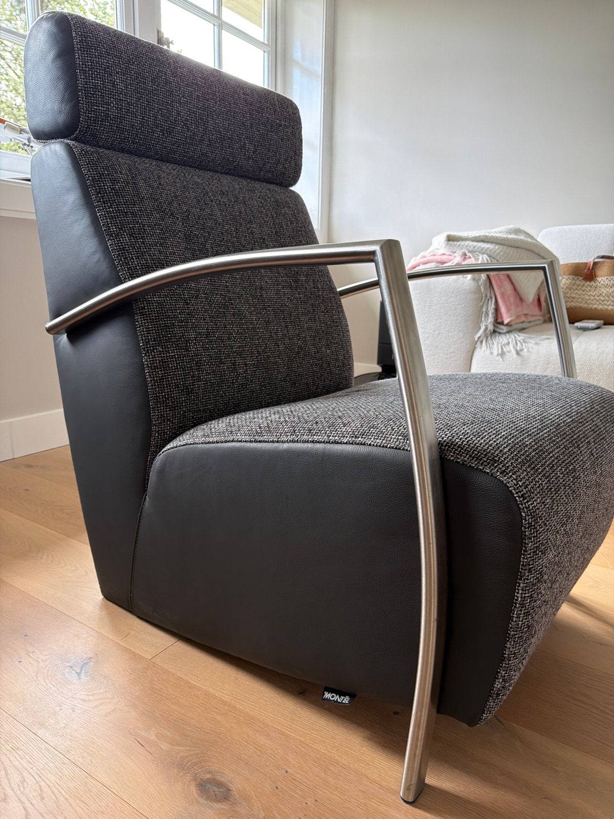 Moderne Montel fauteuil met metalen armleuningen, Ophalen, Leer, Zo goed als nieuw, Eén