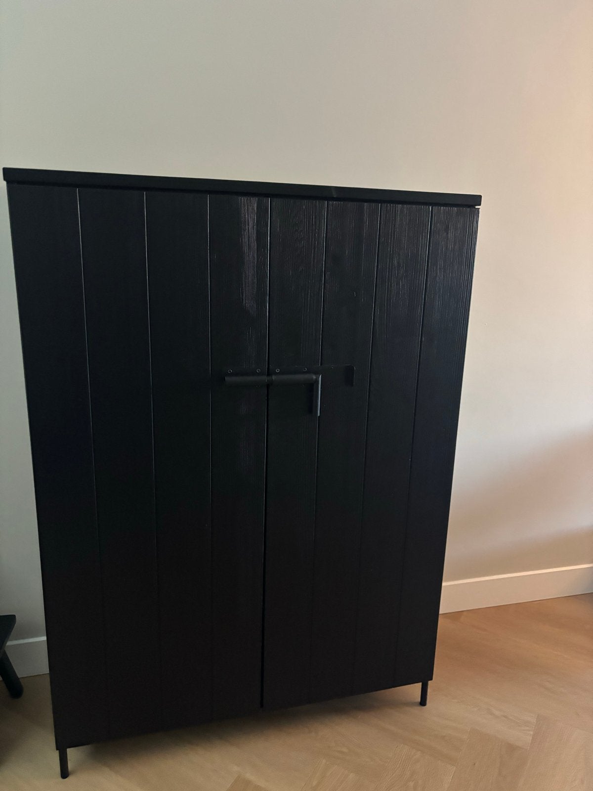 WOOOD wandkast Bruut - Zwart, Huis en Inrichting, Kasten | Kledingkasten, 100 tot 150 cm, Zo goed als nieuw, 25 tot 50 cm, Overige houtsoorten