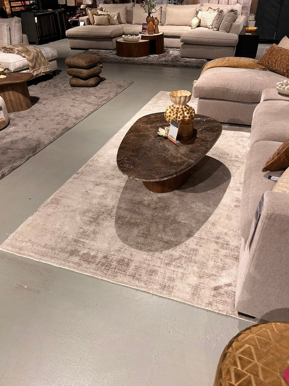 Room108 vloerkleed Davis 240x340 cm van€1547 voor € 464,-, Ophalen, 200 cm of meer, Zo goed als nieuw, Grijs