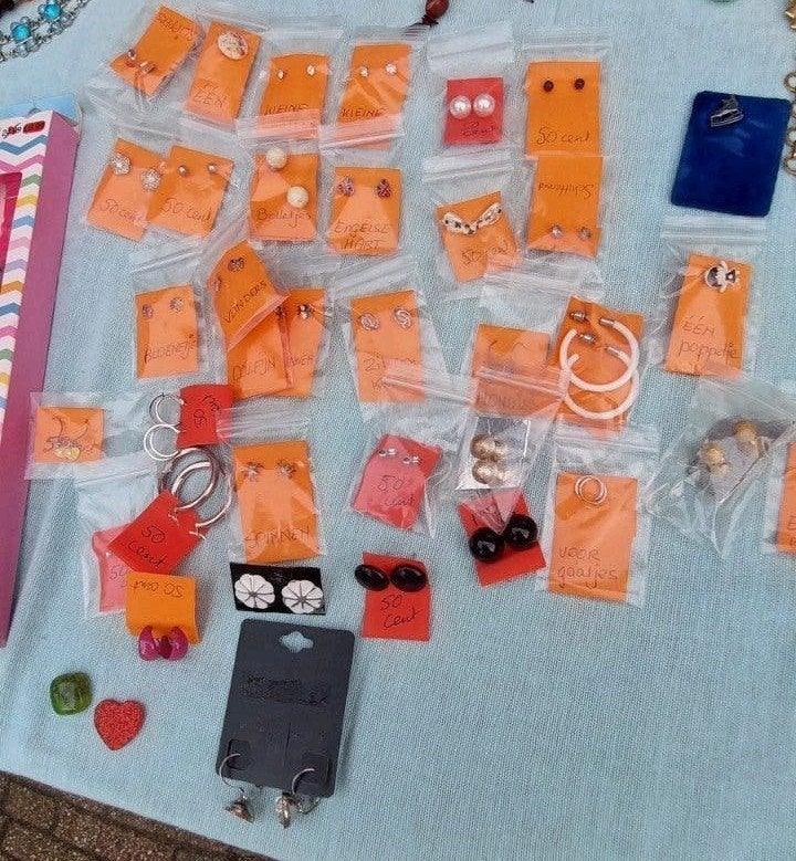 Meer dan 100 stuks : sieraden, colliers ,horloges enz., Sieraden, Tassen en Uiterlijk, Antieke sieraden, Ophalen of Verzenden