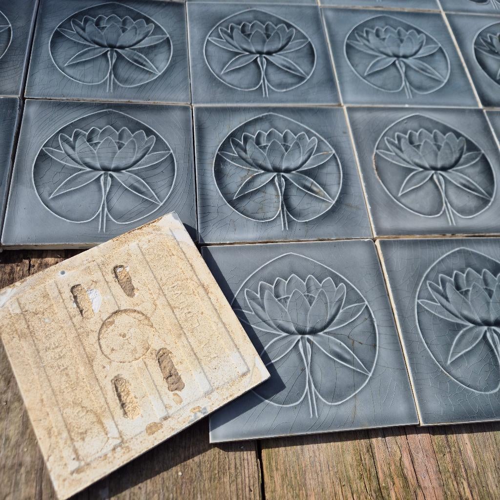 34 warmgrijze antieke wandtegels met lotus waterlelie, Ophalen