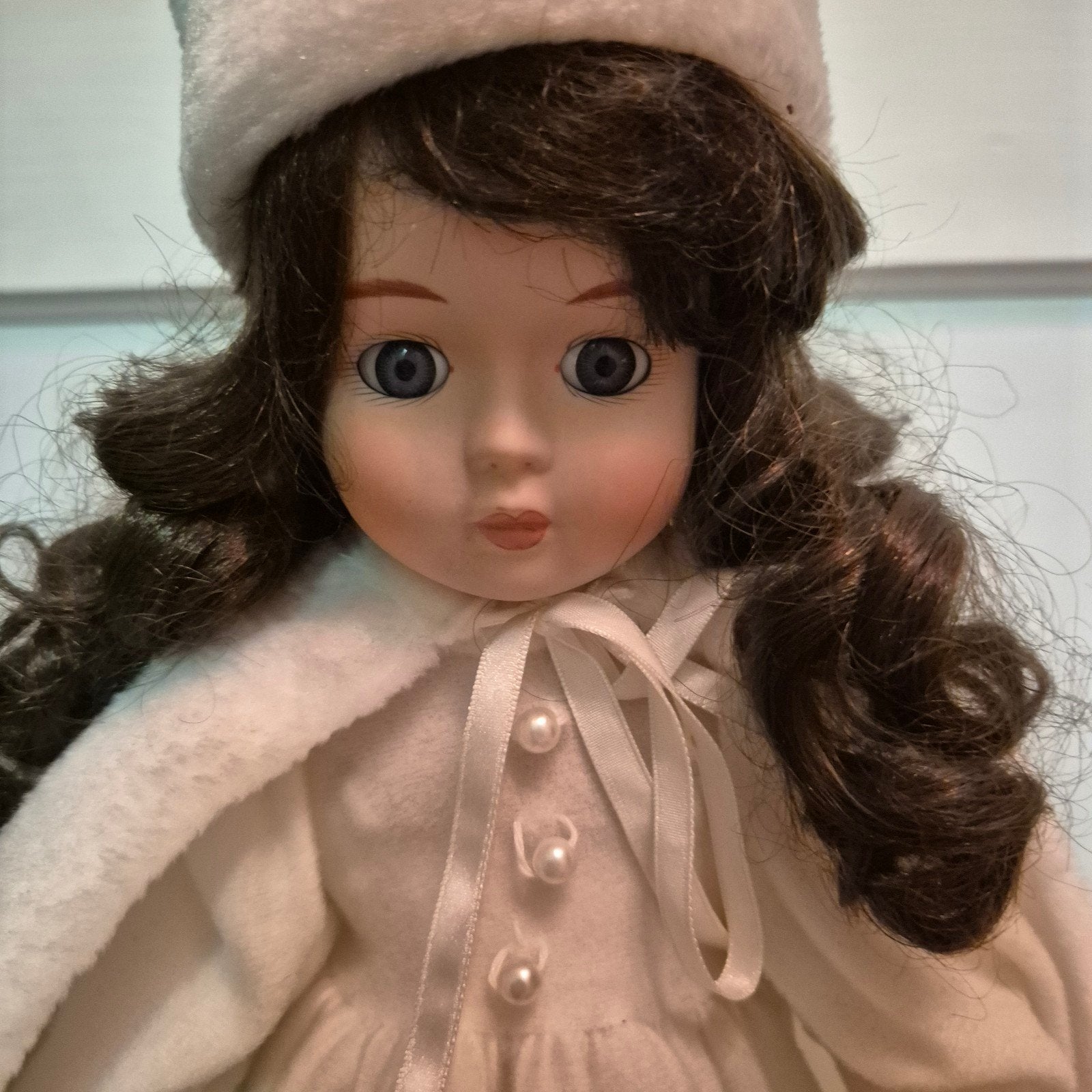 Vintage Porseleinen Pop in Witte Winterkleding, Verzamelen, Ophalen of Verzenden, Zo goed als nieuw, Pop