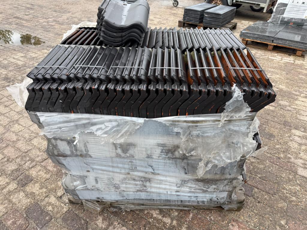Pallet nieuwe dakpannen totaal 185 stuks, Doe-het-zelf en Verbouw, Ophalen, Steen of Klei, Zwart, Nieuw