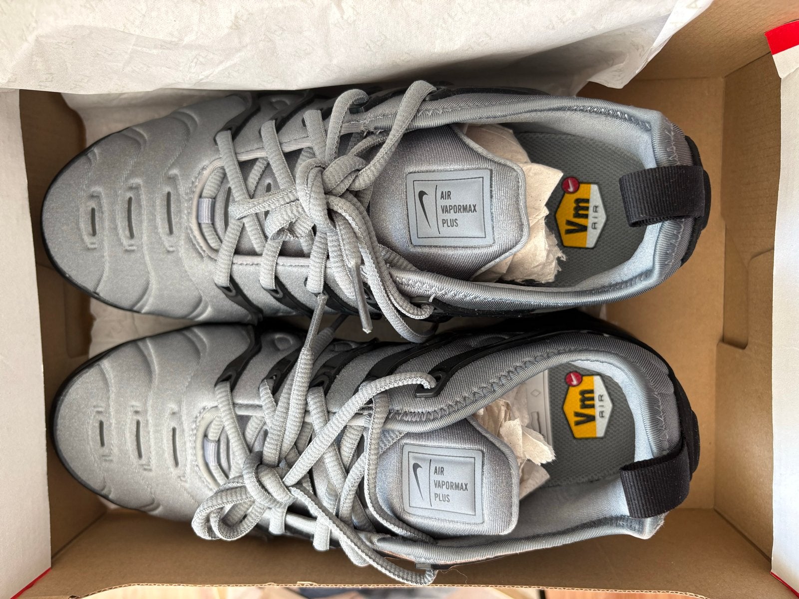 Nike Air Vapormax Plus - Grijs/Zwart - Maat 42.5, Ophalen, Zo goed als nieuw, Overige kleuren, Sneakers of Gympen